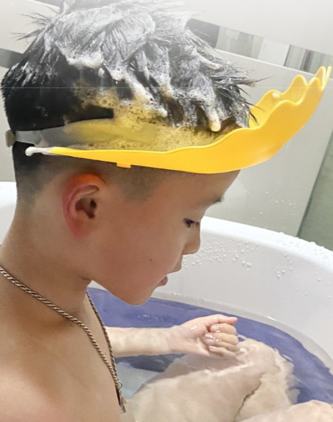 BABY SHOWER AND SHAMPOO CAP